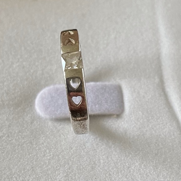 Sterling silver band square cubic zirconia flanked by hearts - Picture 2 of 4